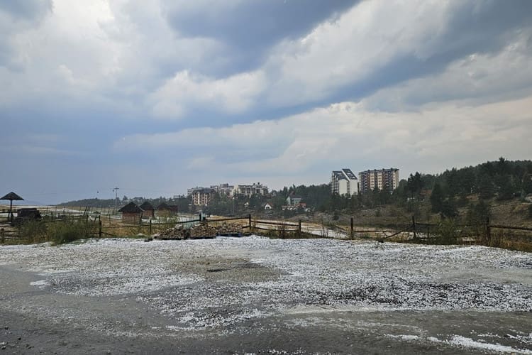 Grad uništio vozila i zabijelio planinu (VIDEO)