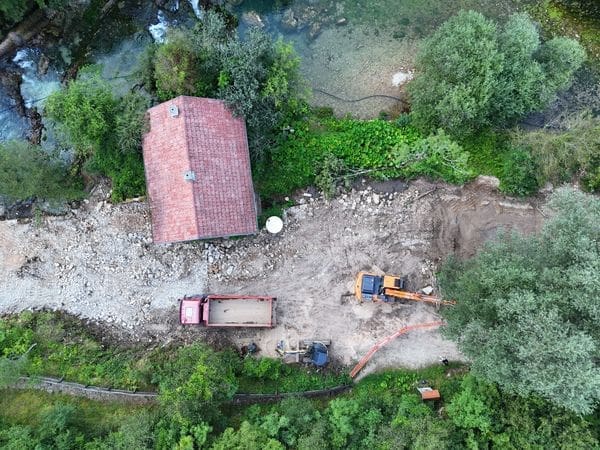 RUKAMA NA BAGERE: Na vrelu Une privremeno obustavljeni radovi