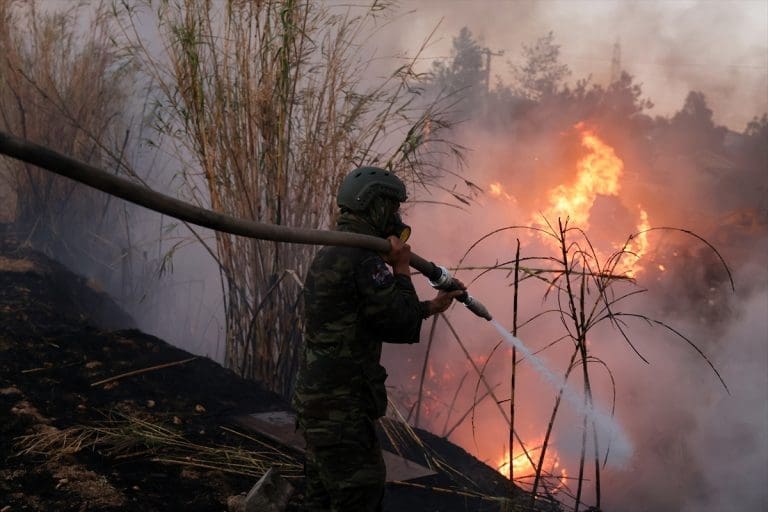 Apokaliptični prizori iz Grčke: Požari i dalje bjesne u okolini Atine, preminula jedna osoba