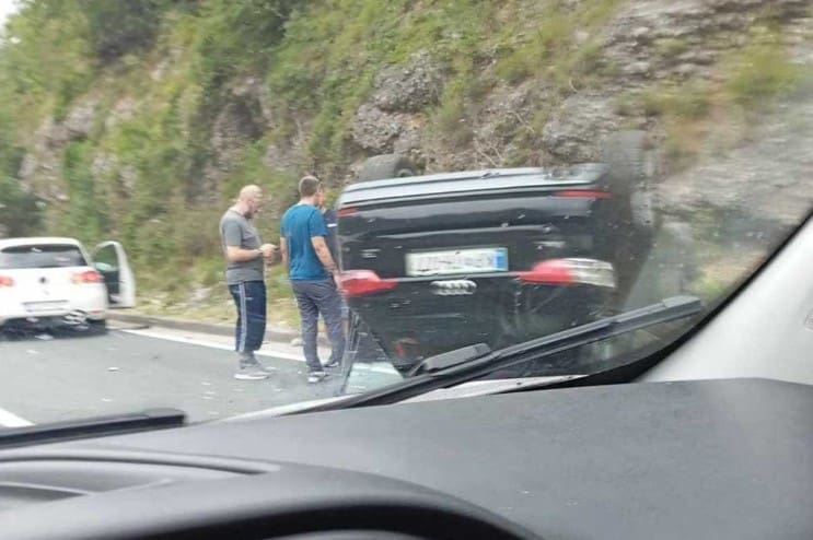 Udes na putu između Jablanice i Mostara, automobil završio na krovu
