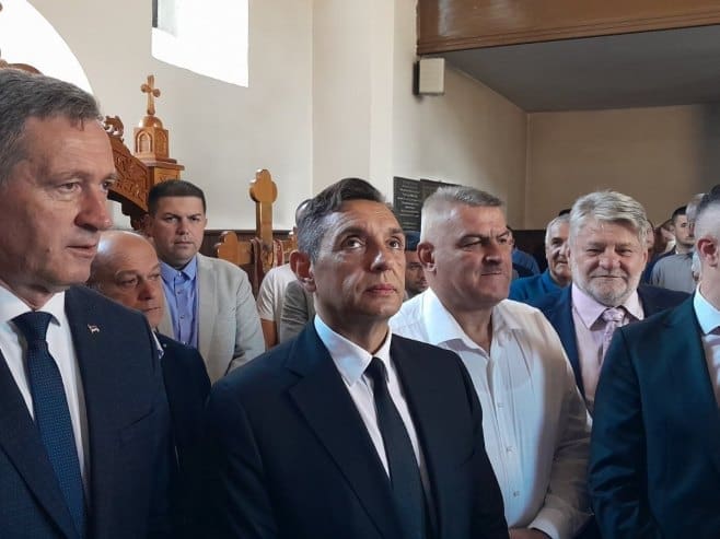 Vulinu nije dopušten dolazak u BiH helikopterom, ipak stigao, dočekan bilbordima