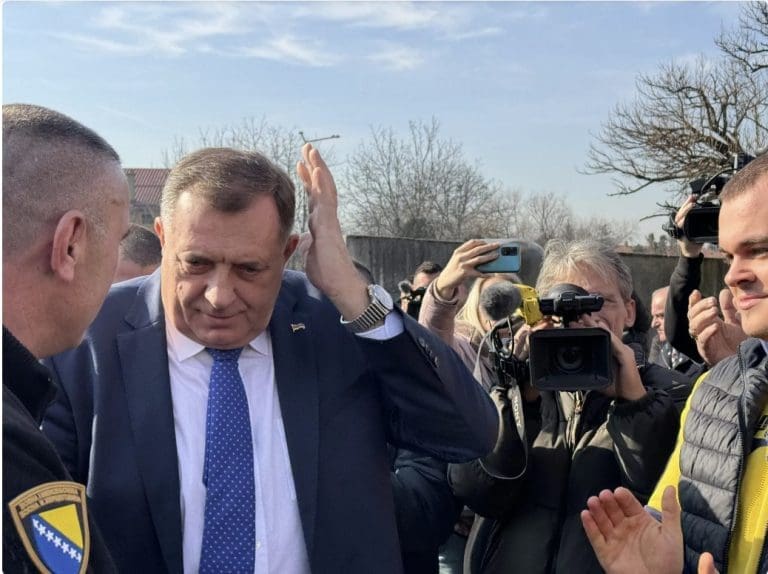 Dodik uz aplauz i pjesmu ušao u sud