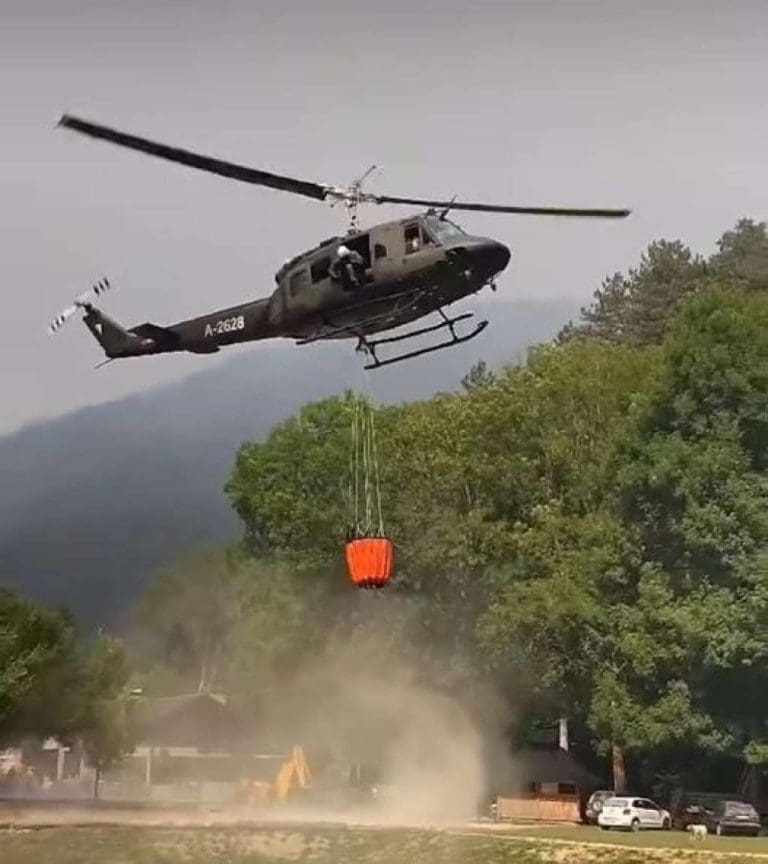 Helikopteri Oružanih snaga gase požare u Zavidovićima i Kladnju