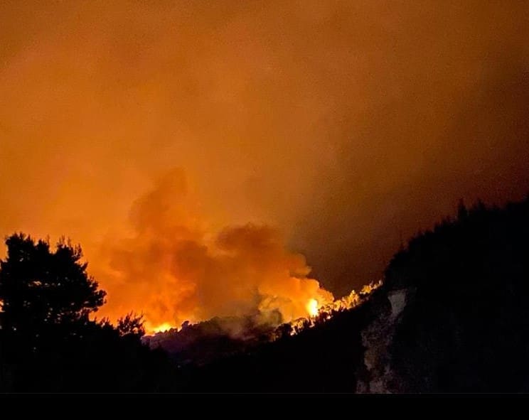 Sve teže kod Trogira, požar krenuo prema Makarskoj, vatrogasci: “Ljudi, pomozite”