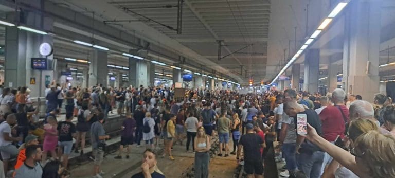 Beograd na nogama: Blokirana Željeznička stanica Beograd Centar, okupljeni kažu ostaće do jutra
