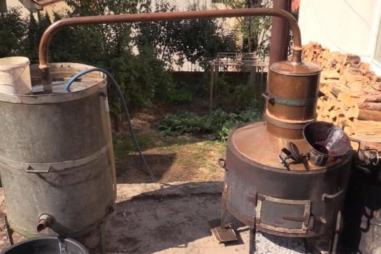 Roba privremeno oduzeta: “Domaćinu” uzeli dva kazana i gotovo 6.700 litara rakije