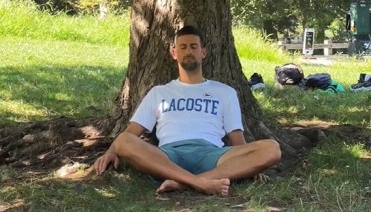 Dao sebi oduška: Đoković bos kraj drveta meditira uz citat iz poznatog filma (VIDEO)