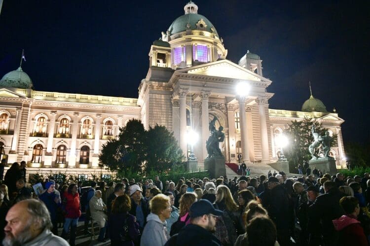 Protest ispred Skupštine Srbije: Građani i aktivisti negoduju zbog neodržavanja sjednice o litijumu