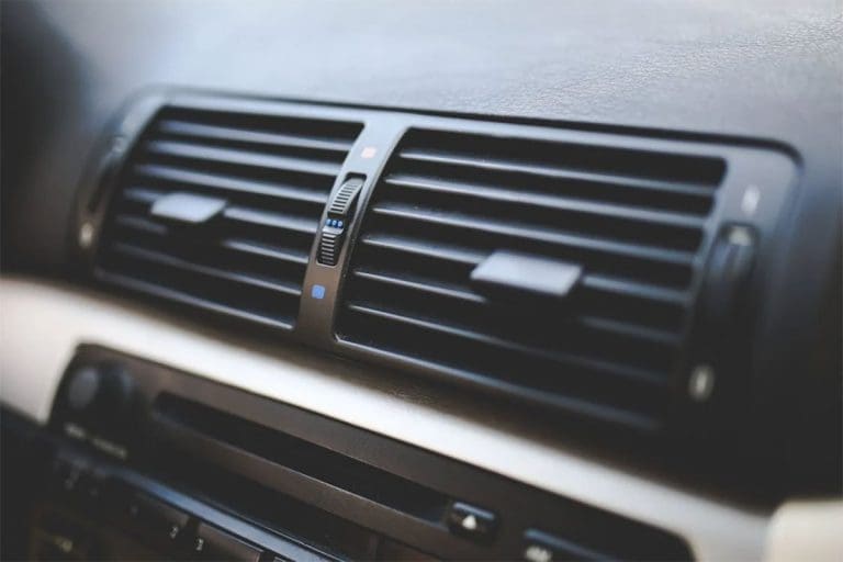Nekoliko sati provela u užarenom automobilu: Djevojčicu (4) porodica zaboravila u autu ispred kuće, preminula od vrućine