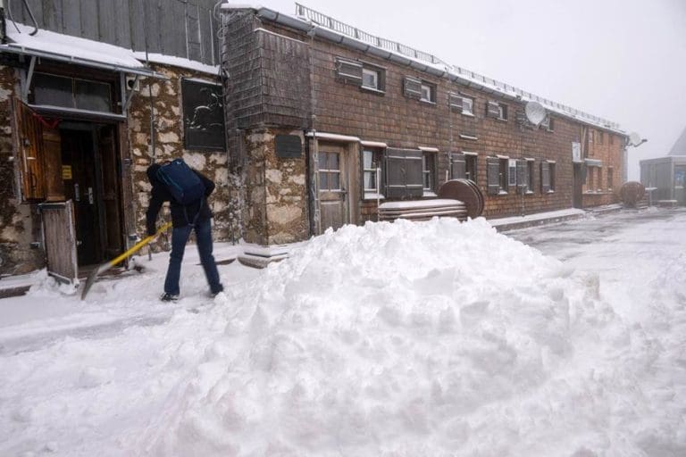 Pao prvi snijeg u Evropi: Meteorolozi najavljuju da će biti pola metra visine, od ljeta do zime u pet dana