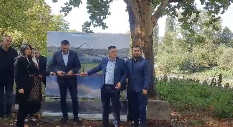 SNSD u Banjaluci svečano “otvorio” nepostojeći most u Docu