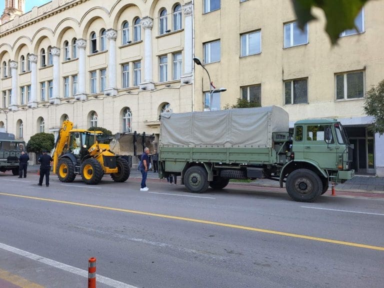 Vozila OS BiH ispred Gradske uprave u Banjaluci!Stigao izborni materijal