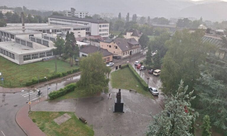 Nevrijeme protutnjalo Banjalukom: Dan se za tren promijenio u noć