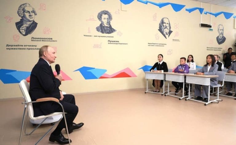 Rusija uvela novi predmet u školama: Djeca uče o dronovima i “kalašnjikovu”, Putinov citat u udžbeniku
