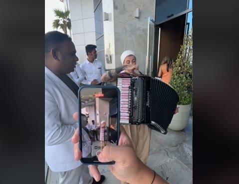 Hrvatica usred Dubaija razvukla harmoniku, pa odsvirala sevdalinku (VIDEO)