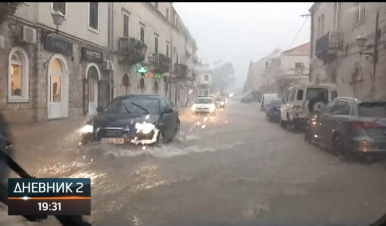 Snažno nevrijeme u Trebinju, na ulicama potop, na putevima odroni: Paralisan i Dubrovnik