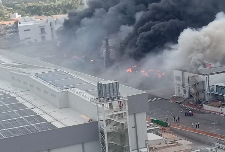 Izbio veliki požar u fabrici ajfona, EVAKUIŠU SE ZAPOSLENI
