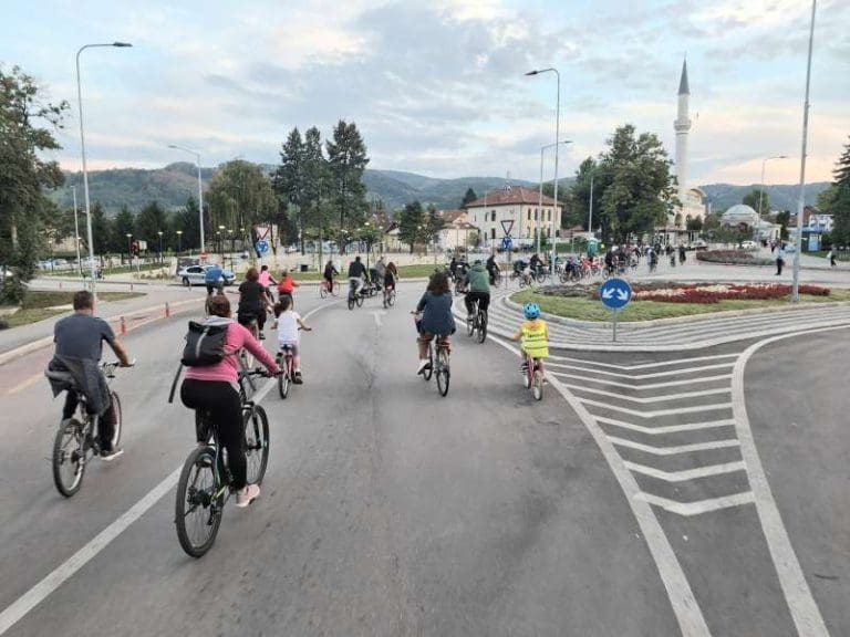 Banjalučani organizovanom vožnjom bicikala ukazali na potrebu alternativnih načina prevoza po gradu