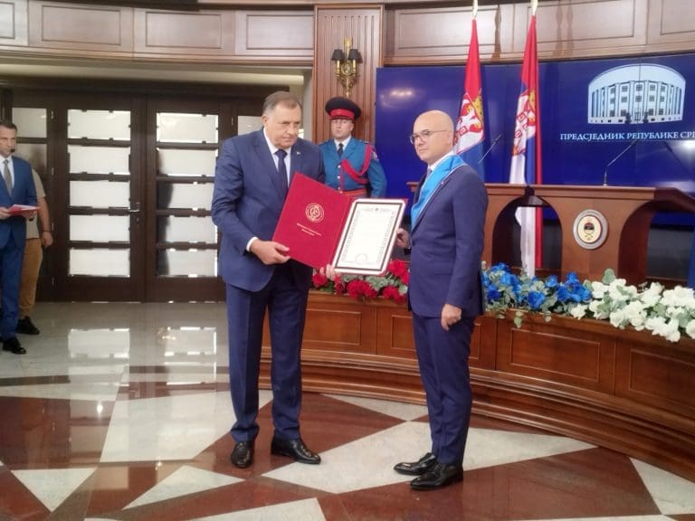 Dodik odlikovao Vučevića (FOTO)