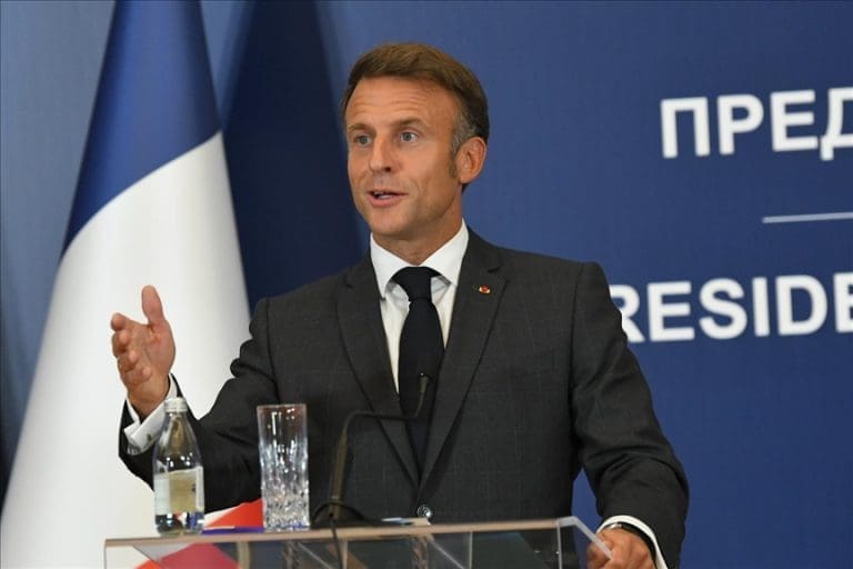 Macron najavio povlačenje iz politike