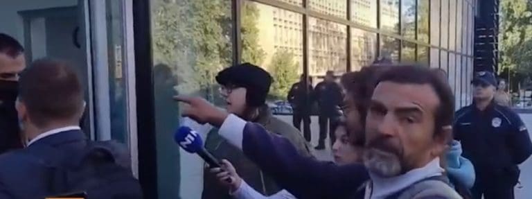 Neredi na fakultetu u Srbiji, čula se eksplozija, napadnuti studenti. Snimljeni maskirani muškarci