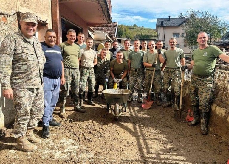 Pripadnici OS BiH osmi dan bez pauze angažirani na uklanjaju posljedica razornih poplava