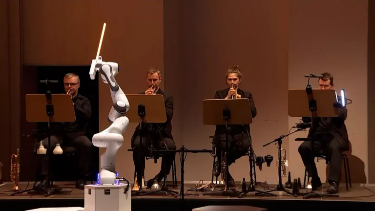 Robot po prvi put dirigovao simfonijskim orkestrom u Njemačkoj 