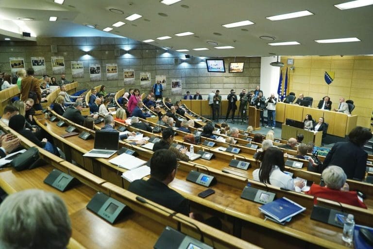 Zmija prekinula sjednicu Doma naroda FBiH, Isak poručio: Radili smo i kad su granate padale