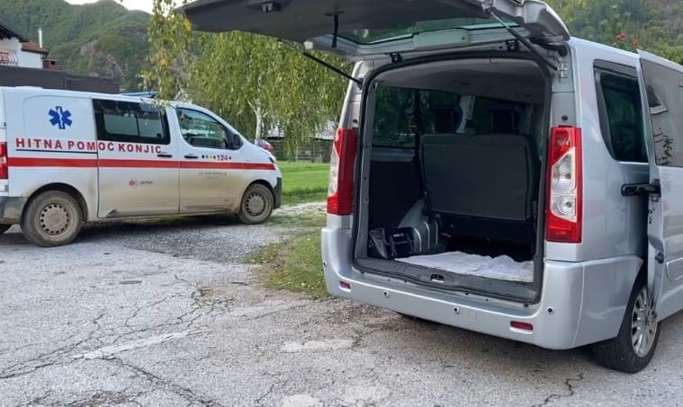 Zlokobna tišina: Medicinski radnici dovoze tijela stradalih u poplavama (VIDEO)