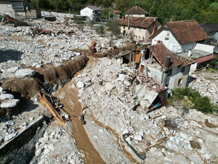 Spasioci spasili dječaka iz ruševina: ‘Bio je ispod ploče teške dvije tone! Živ je i zdrav’
