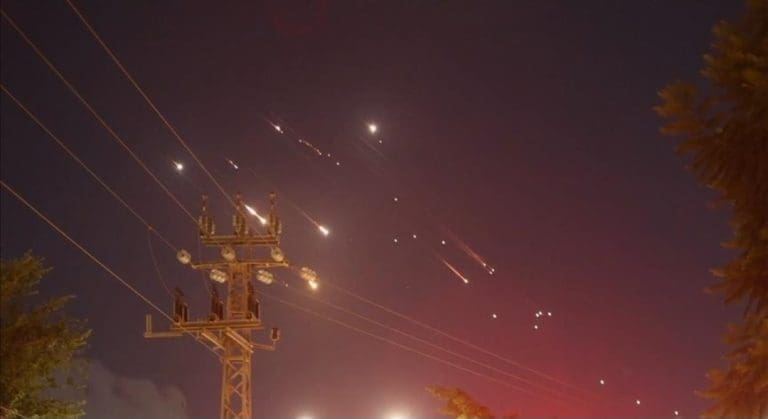 Izrael u tri talasa napao Iran, oglasile se SAD