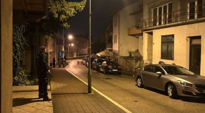 Ranjeni policajac u Bosanskoj Krupi otkrio koje su riječi bile maloljetnika prije napada: “Kada je ulazio na vrata rekao je…”