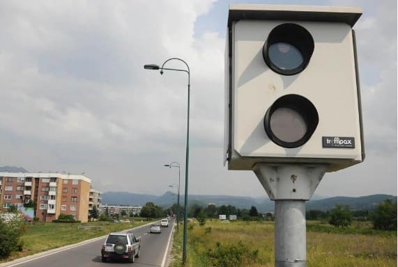 Ovo je trik kojim neki vozači ‘varaju’ kamere za mjerenje brzine… Radi se o prekršajnom djelu!