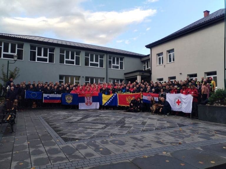 Fotografija iz BiH pokazuje zajedništvo: Spasioci iz regije ujedinjeni u solidarnosti
