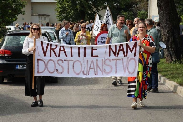 Mostar: Protest prosvjetnih radnika na Dan učitelja