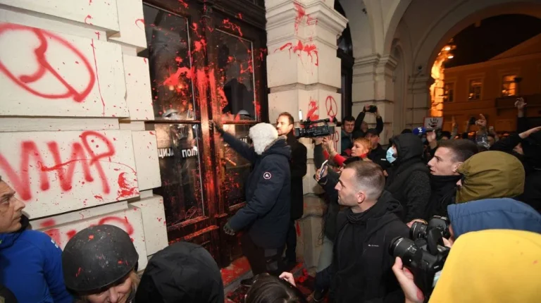 Uriniranje po Novom Sadu, Srbiji i građanima