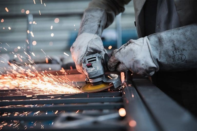 Ovih zanatlija ima sve manje: Auto-industrija u problemu, potražnja za radnicima ogromna, ali nema ko da radi