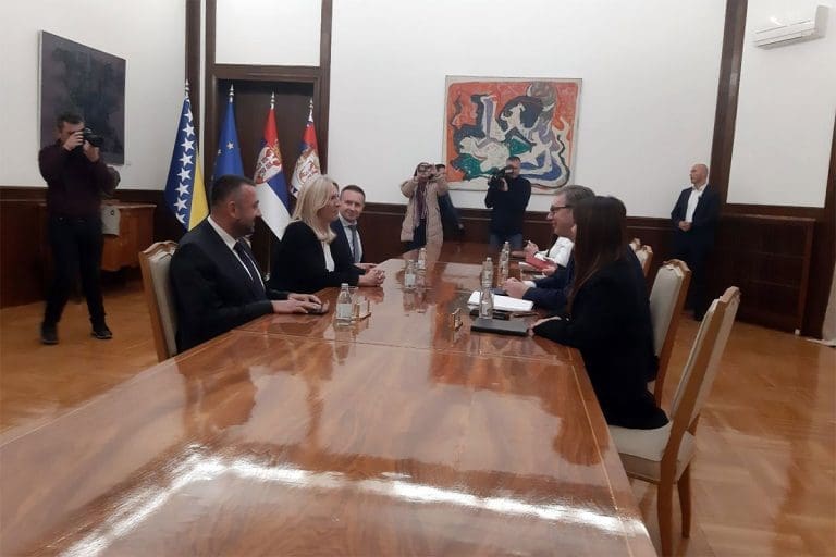 Razgovarali Cvijanovićeva i Vučić, dočekao je sa buketom ruža