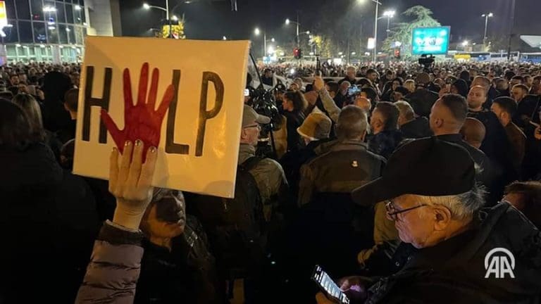 „Zastani Srbijo u 11:52”