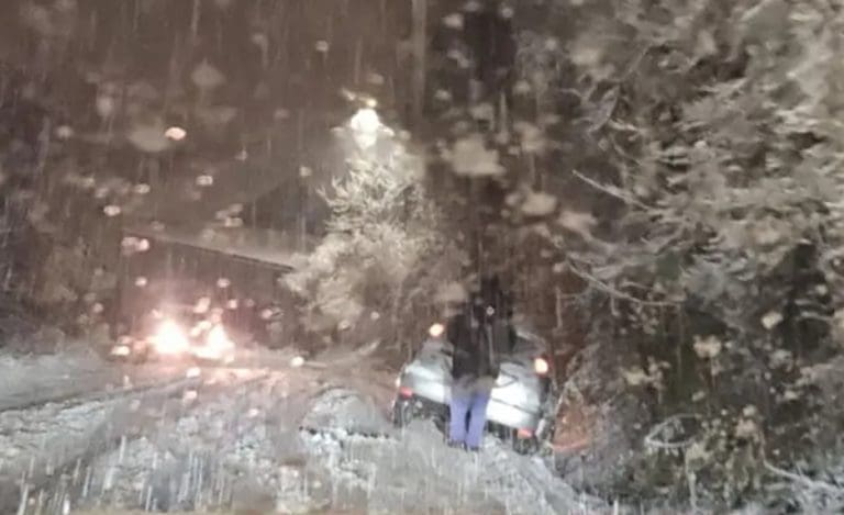 Snijeg napravio haos u Banjaluci: Mnogi “zaglavljeni” zbog ljetnih guma
