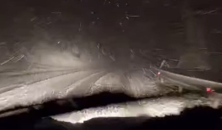 Kolaps i u Srbiji: Snijeg zatrpao puteve (VIDEO)