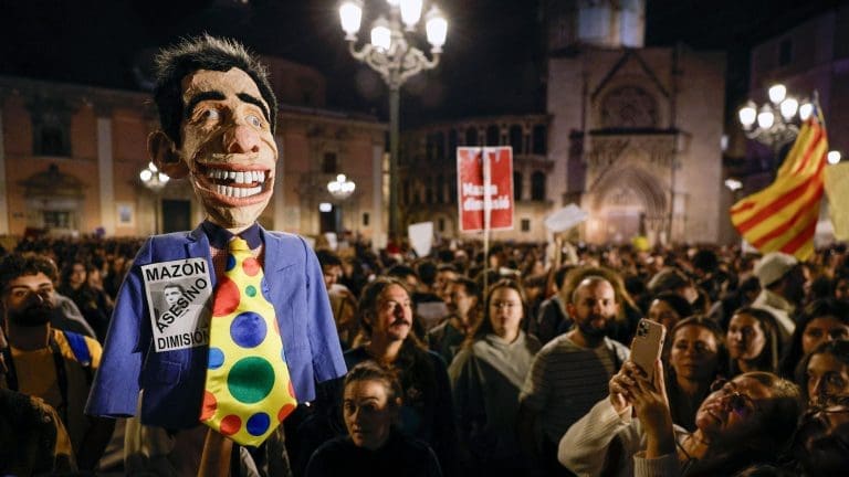Sukobi na protestima u u Valensiji: “Naše ruke su uprljane blatom, vaše krvlju”