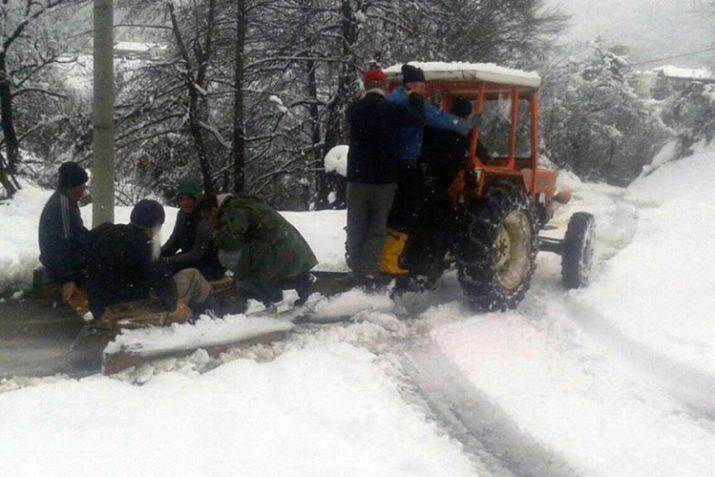 Kad se male ruke slože… Mještani sela kraj Foče se udružili i kupili grtalicu za snijeg