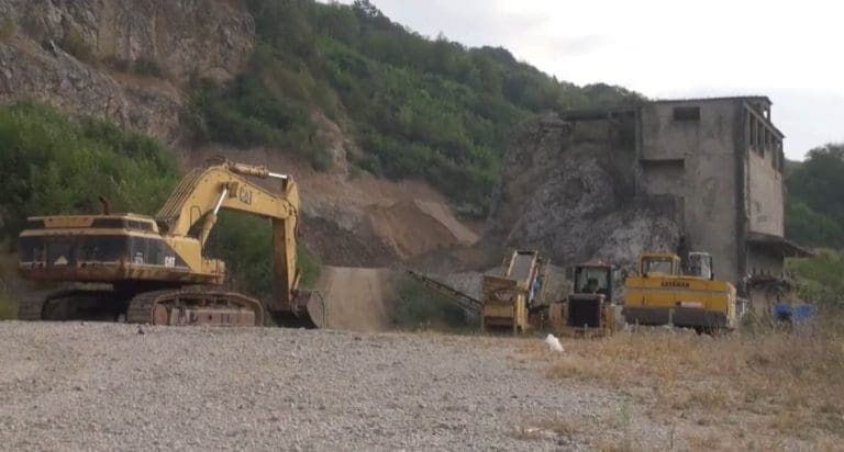Mještani strahuju od mogućih štetnih posljedica: U mjestu Kostajnica kod Doboja kamenolom udaljen 50 metara od kuća