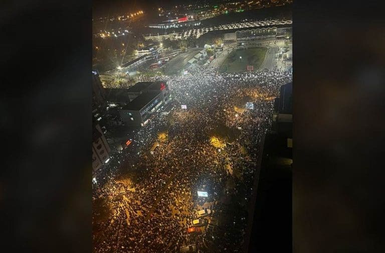 Ko su „mladići u crnom“ koji izazivaju haos na protestima u Srbiji