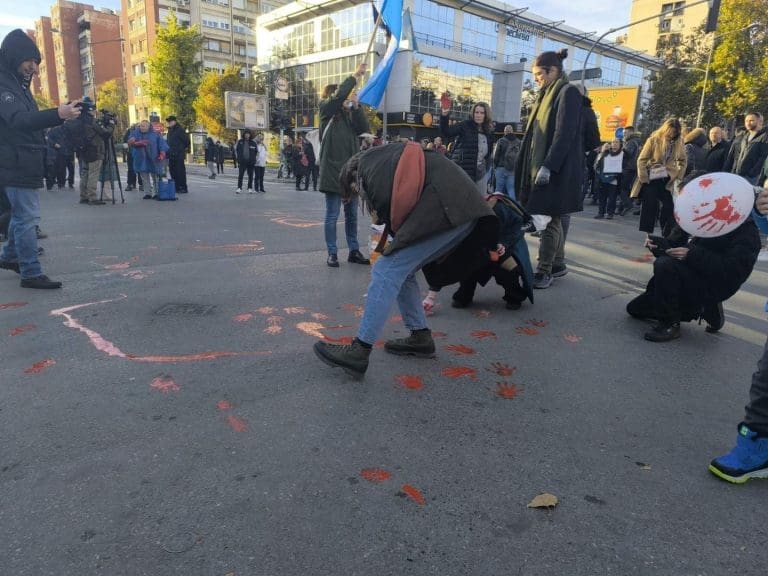 Protest “Bulevar krvavih ruku” u Novom Sadu, aktivisti farbaju ulicu u crveno