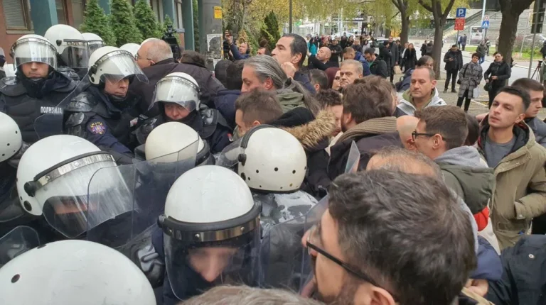 Počela blokada suda u Novom Sadu, okršaj sa policijom