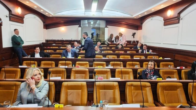 “Duže je trajalo skidanje kaputa” Propala Konstitutivna sjednica, Banjaluka je bez skupštine Grada!
