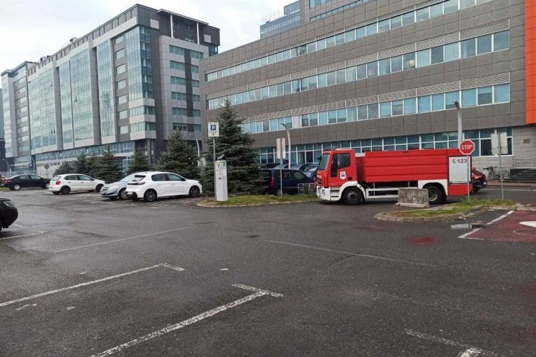 Parking kod zgrade Vlade RS i dalje blokiran vatrogasnim vozilima