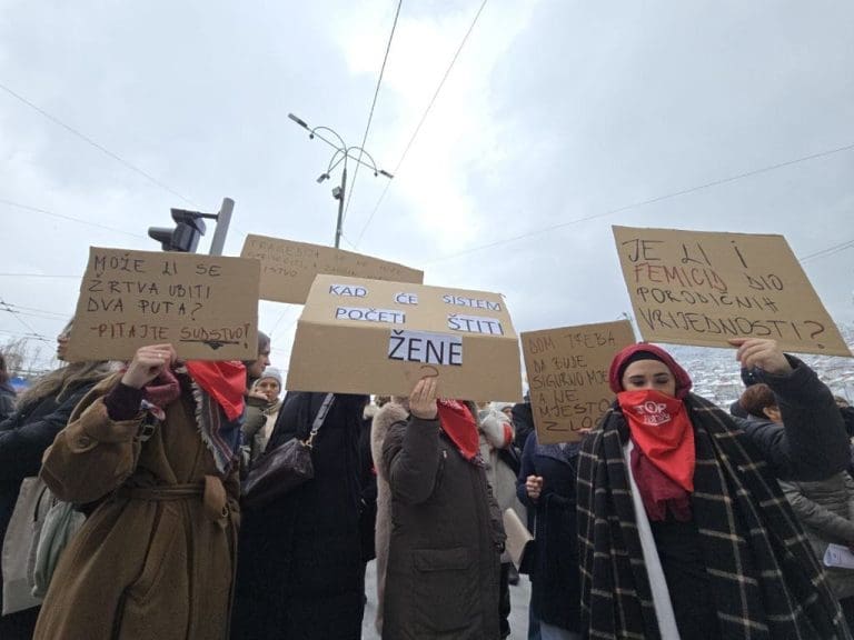Građani na protestima u Sarajevu: Sistemskim greškama se pogodovalo ubici Alme Kadić, kazna mu smanjena za 15 godina 